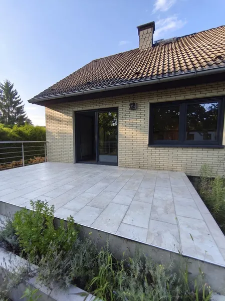 Wohnen wie im Haus: sanierte 3-Zimmer-Wohnung mit Kamin, Südterrasse, Garten & Tiefgarage — photo 1